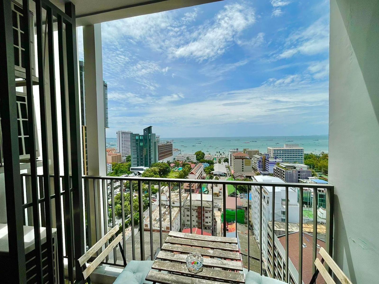 The Base Infinity Apartment Pattaya Exterior photo